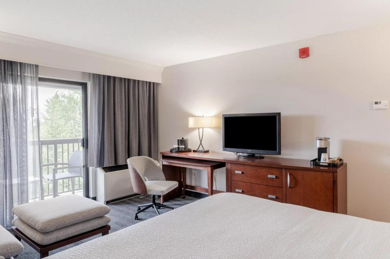 Отель Courtyard Burlington Williston Экстерьер фото