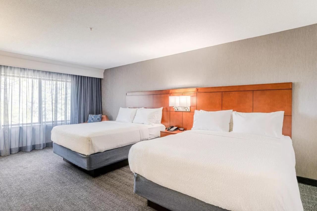 Отель Courtyard Burlington Williston Экстерьер фото