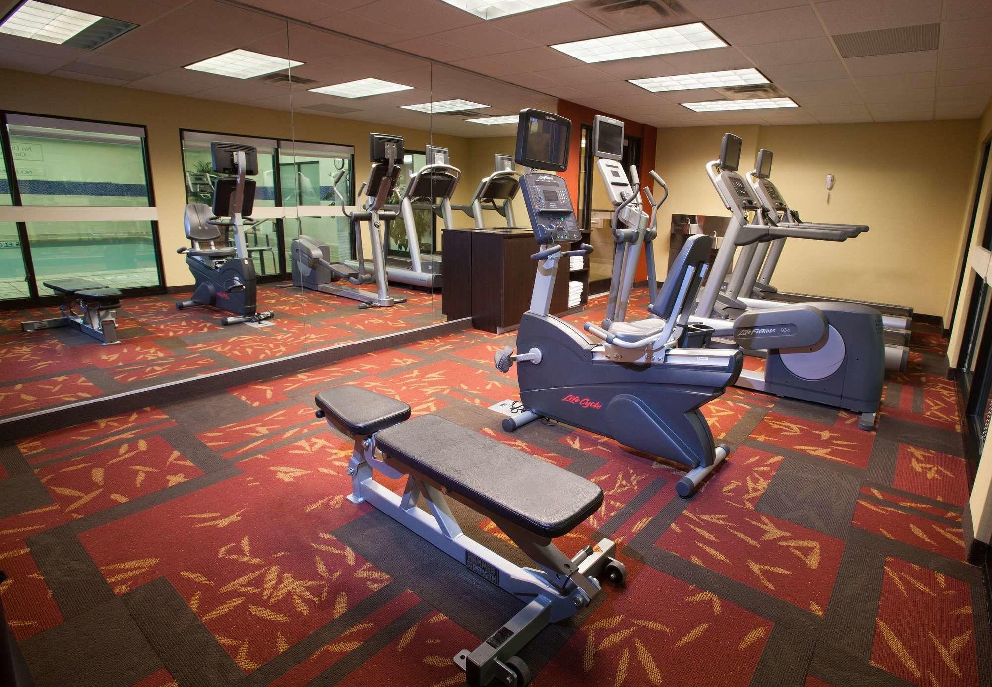Отель Courtyard Burlington Williston Экстерьер фото