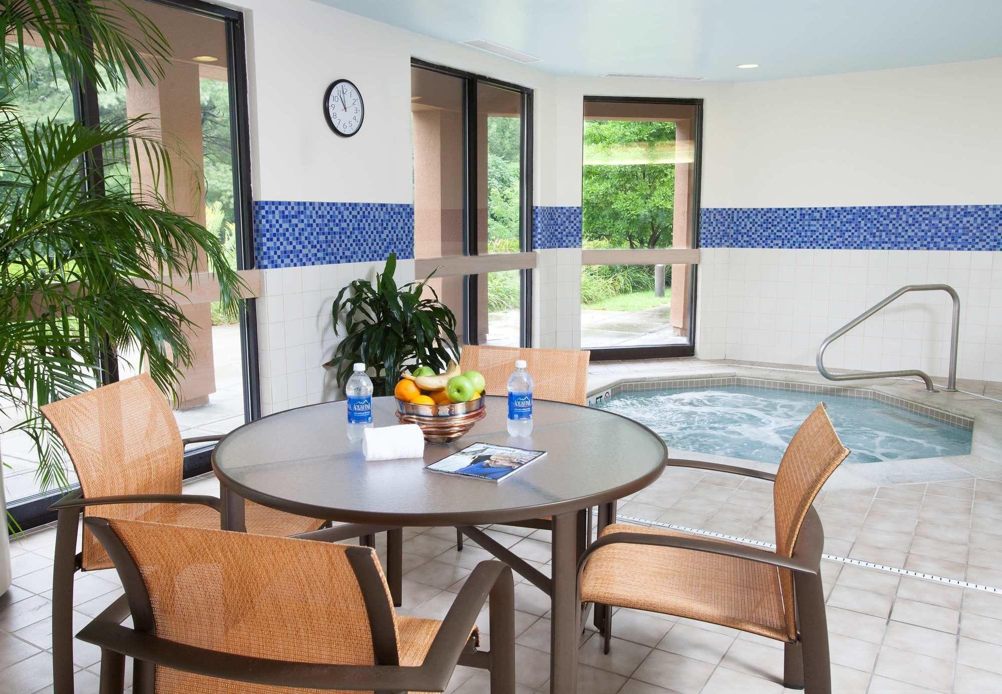 Отель Courtyard Burlington Williston Экстерьер фото