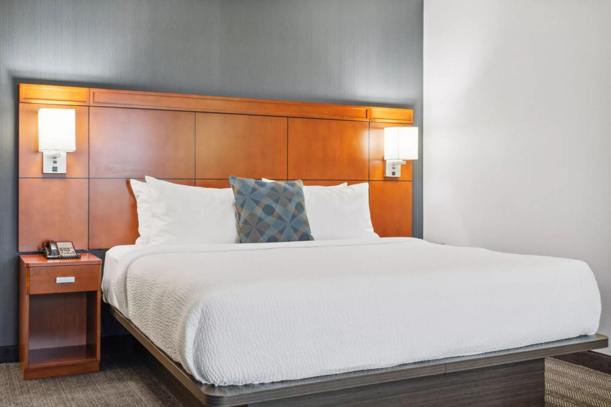 Отель Courtyard Burlington Williston Экстерьер фото