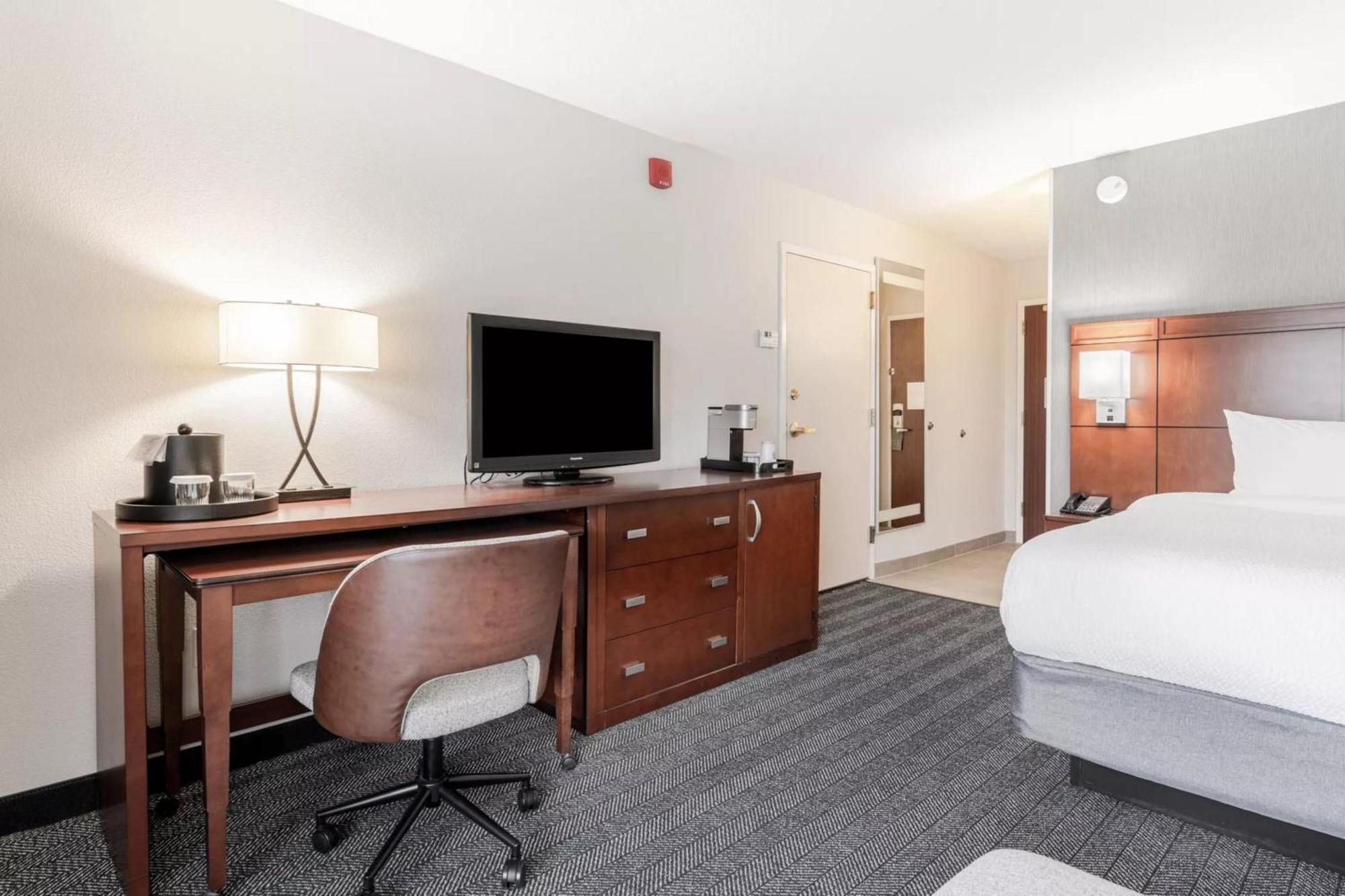Отель Courtyard Burlington Williston Экстерьер фото