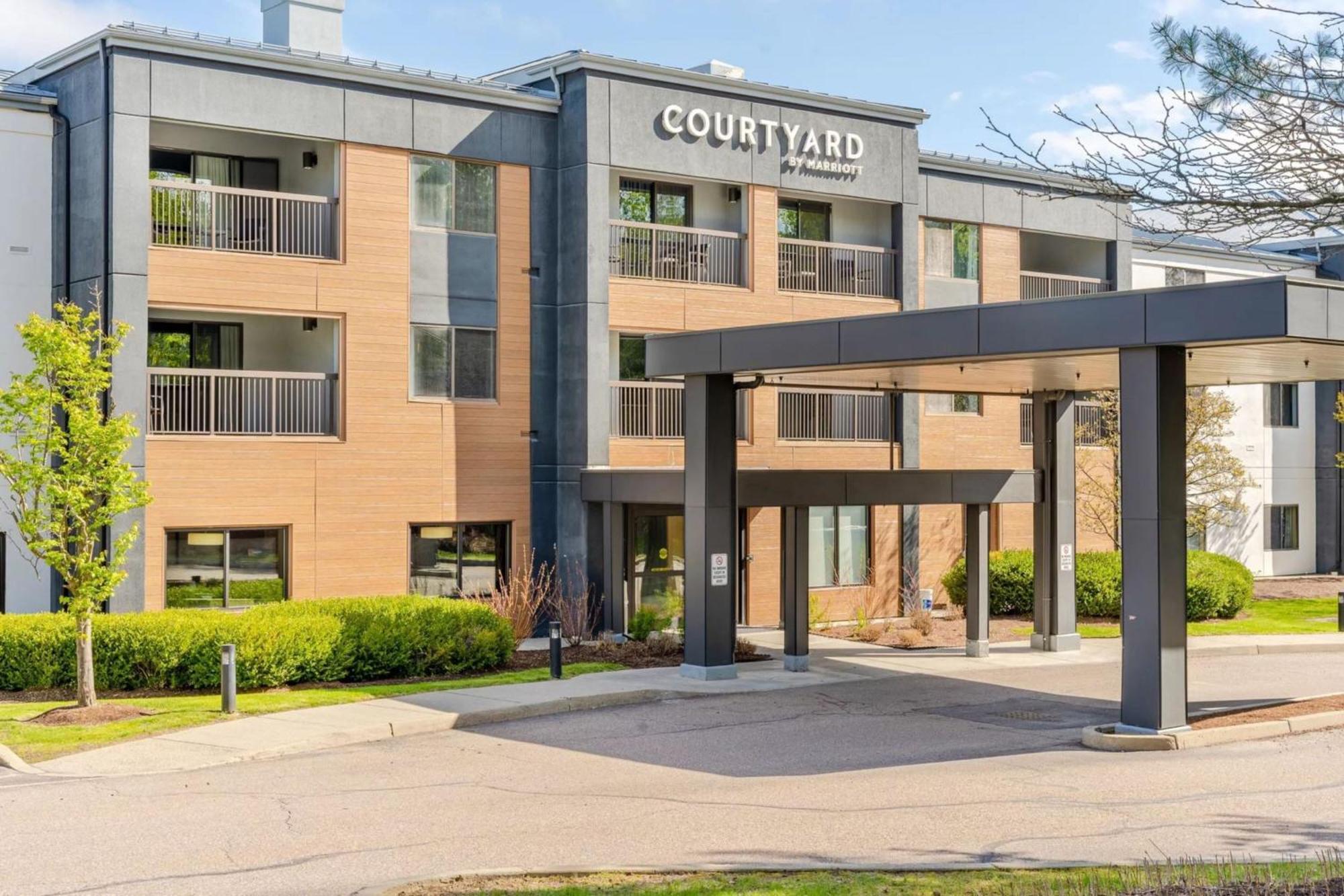 Отель Courtyard Burlington Williston Экстерьер фото