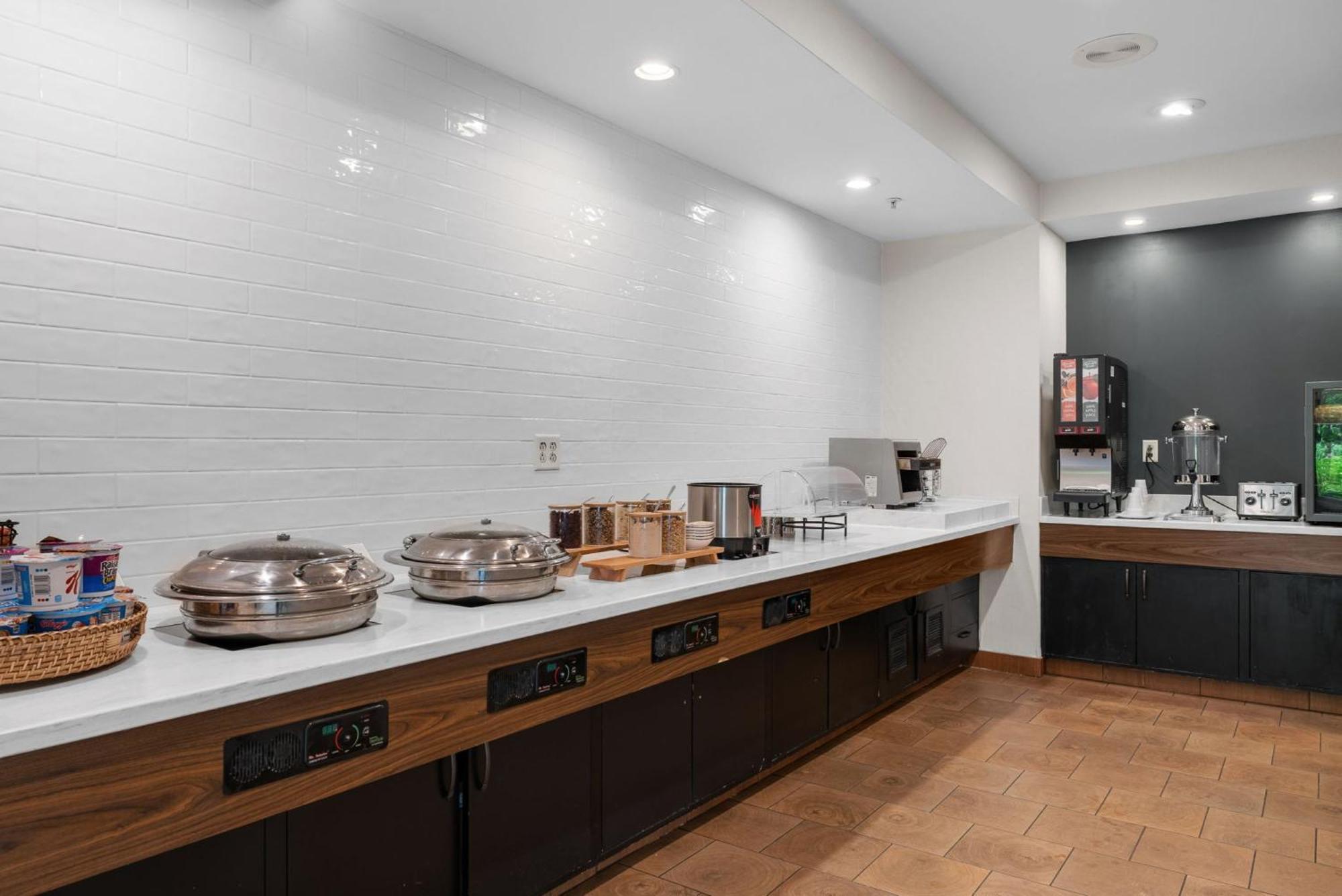 Отель Courtyard Burlington Williston Экстерьер фото