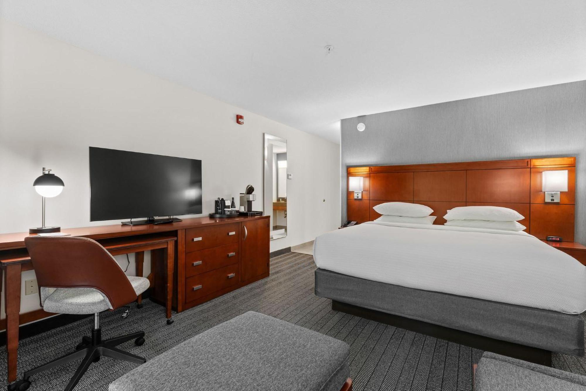 Отель Courtyard Burlington Williston Экстерьер фото