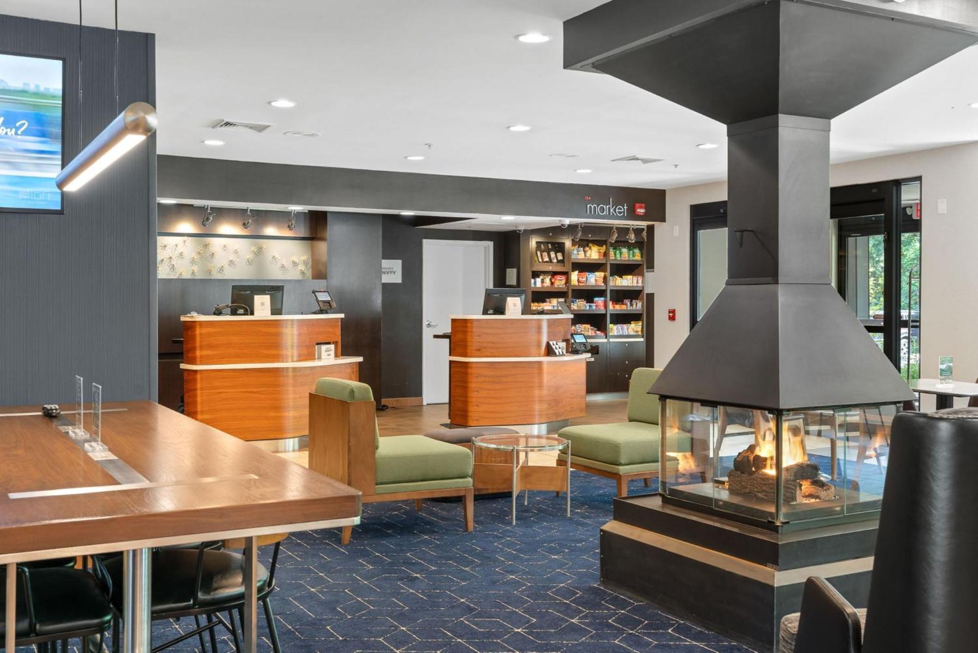 Отель Courtyard Burlington Williston Экстерьер фото