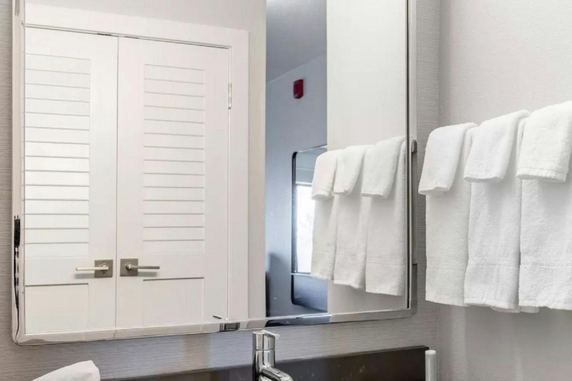 Отель Courtyard Burlington Williston Экстерьер фото