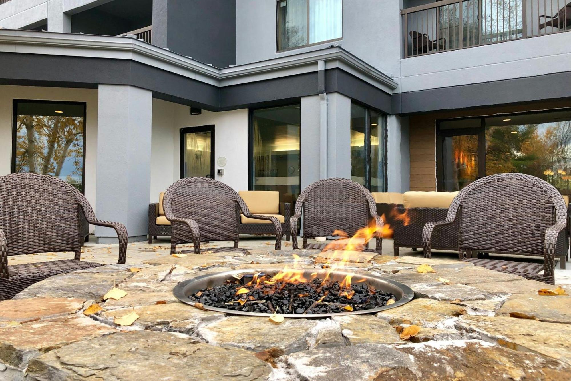 Отель Courtyard Burlington Williston Экстерьер фото