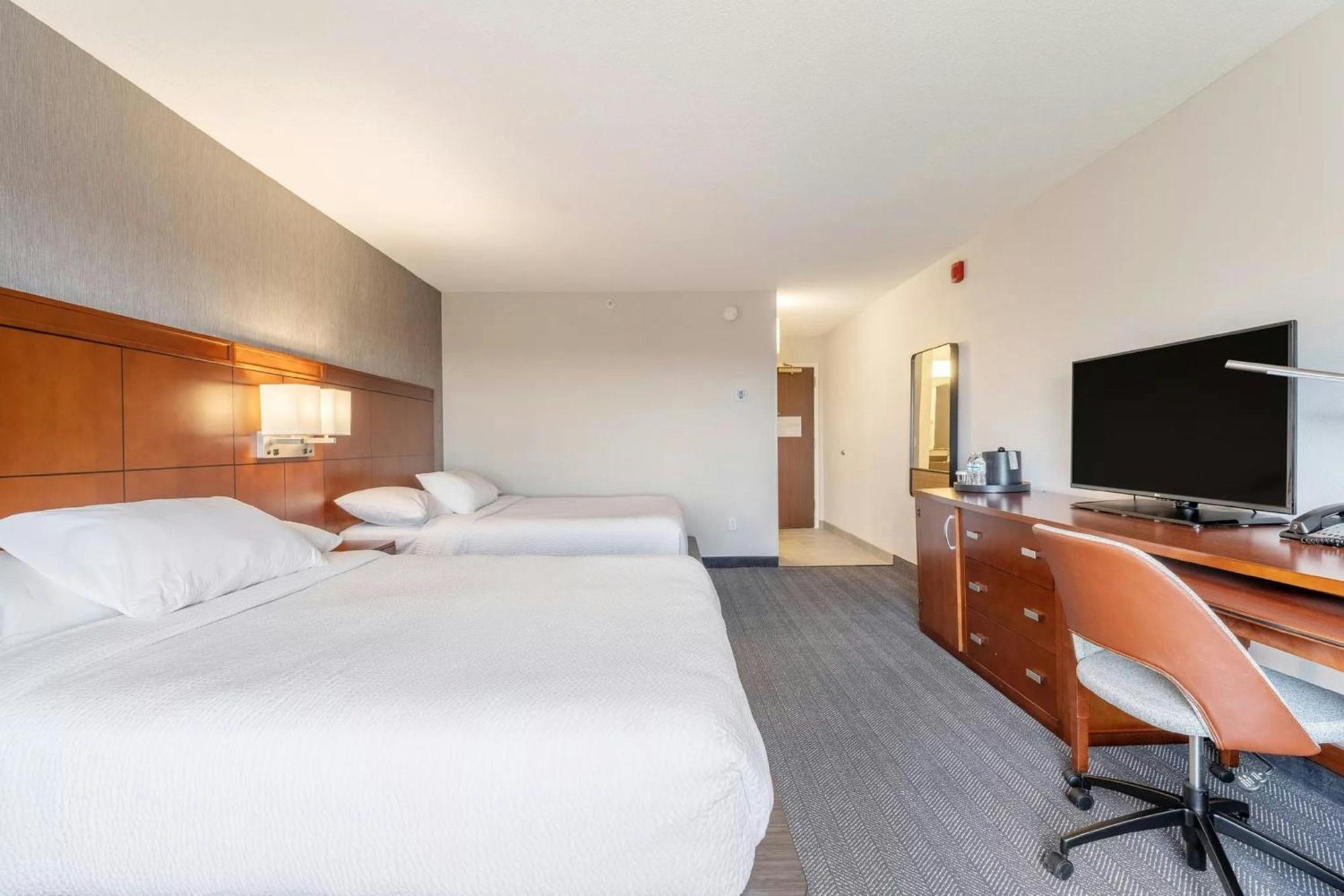 Отель Courtyard Burlington Williston Экстерьер фото