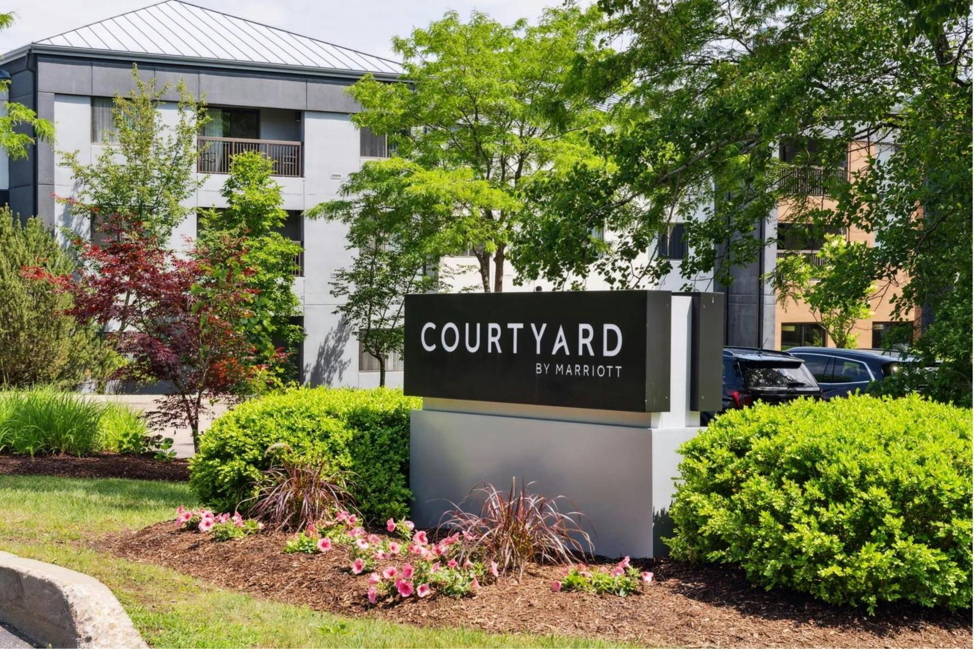 Отель Courtyard Burlington Williston Экстерьер фото