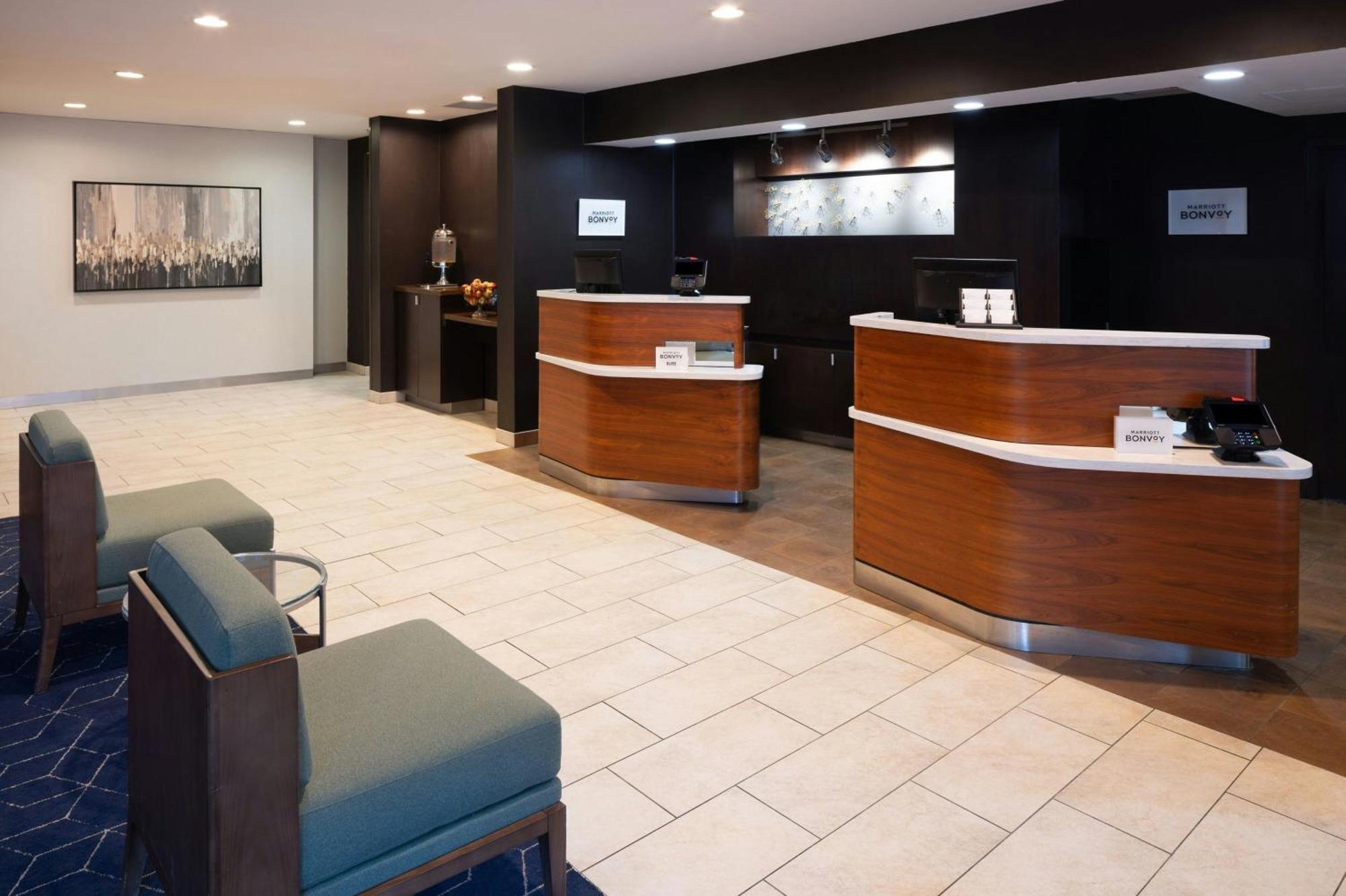 Отель Courtyard Burlington Williston Экстерьер фото