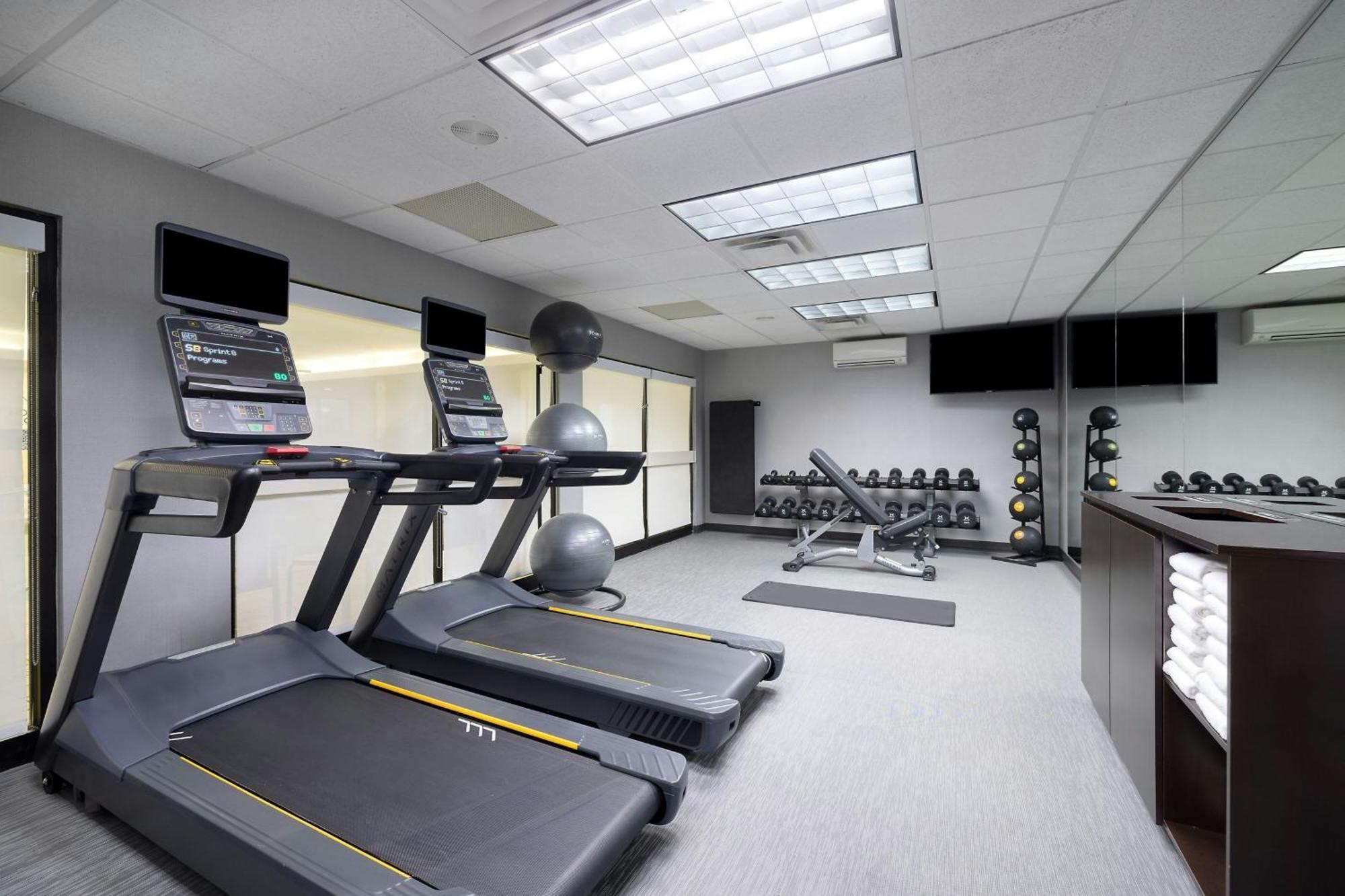 Отель Courtyard Burlington Williston Экстерьер фото