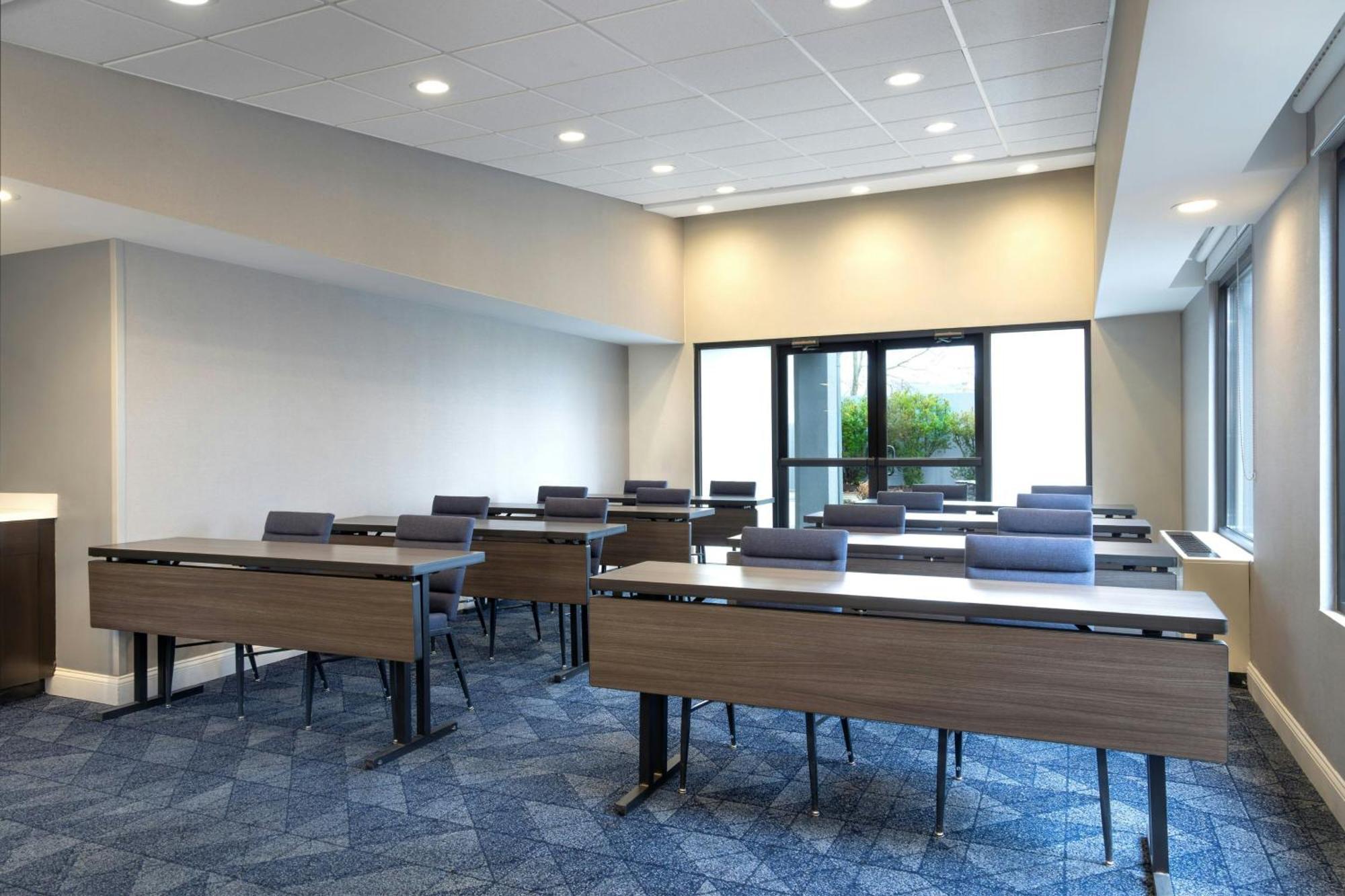 Отель Courtyard Burlington Williston Экстерьер фото
